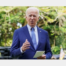 ポーランドのミサイル着弾について、メディアの質問に応じるバイデン米大統領（Ｃ）ロイター