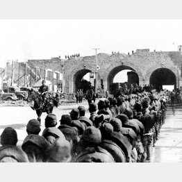 日中戦争。南京を攻略、占領し、軍司令官松井石根大将を先頭に中山門（後方）から入城する日本軍部隊＝1937年12月（Ｃ）共同通信社