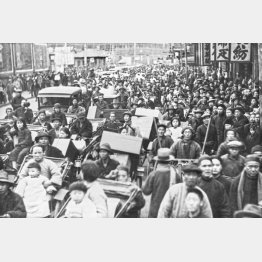 上海事変。上海の閘北区から非難する人々（Ｃ）Underwood Archives／Universal Images Group／共同通信イメージズ