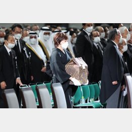 「弔問外交」の成果は1件…（故安倍晋三国葬儀。手前は遺骨を抱く昭恵夫人）／（Ｃ）ＪＭＰＡ