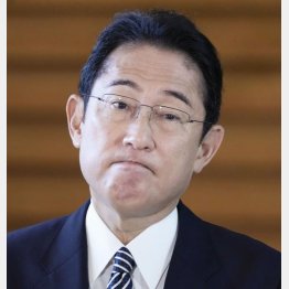 記者団の取材に応じ、領収書の不備を認める岸田首相＝24日午前、首相官邸（Ｃ）共同通信社