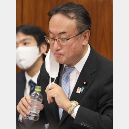 岡田直樹地方創生相も、疑惑はまだ晴れない（Ｃ）日刊ゲンダイ