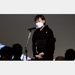 安倍元首相の県民葬で参列者にあいさつする昭恵夫人（Ｃ）共同通信社