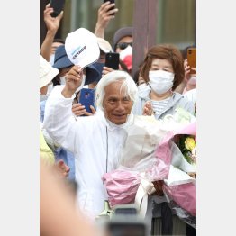 航海を終え、大勢の人々に迎えられる堀江さん（Ｃ）日刊ゲンダイ