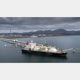 LNGを積み込むタンカー（Ｃ）AP=共同