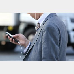 私用スマホでの投稿は原則NG（写真はイメージ）／（Ｃ）日刊ゲンダイ