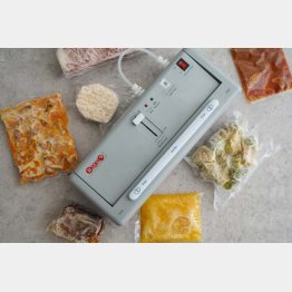 酸化を防いで長期保存するための「卓上真空シール機」（Ｃ）日刊ゲンダイ