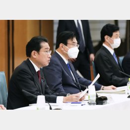 「格差是正」だったはずなのにNISA拡充で「格差拡大」（新しい資本主義実現会議の会合の岸田首相＝左）／（Ｃ）共同通信社