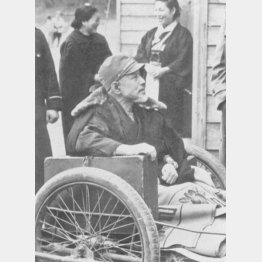 療養中の自宅からリヤカーで東京裁判出張尋問が開かれる酒田市へ向かう証人の石原莞爾（山形県飽海郡高瀬村、1947年4月30日＝極東国際軍事裁判）／（Ｃ）共同通信社