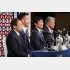 笑顔の森保監督とDF吉田、無表情の田嶋会長（右）と反町委員長（左）／（Ｃ）日刊ゲンダイ