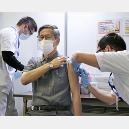 3回目接種を受ける尾身会長（代表撮影）