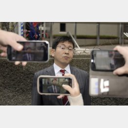 カメラに囲まれ、すっかり“その気”？（14日、判決後に取材に応じる奥野淳也被告）／（Ｃ）共同通信社