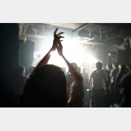 地下アイドルに夢中になって…