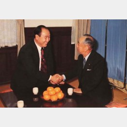 笑顔で向き合う岸信介元首相と文鮮明氏（「統一教会四十年史」から、複写）