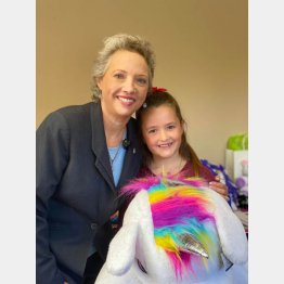 （写真1）メデリンちゃん（右）とマエダ局長（マエダ局長のフェイスブックから）