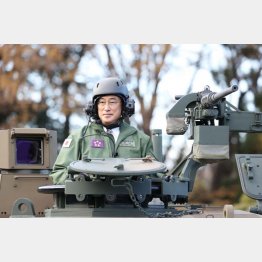 防衛費増税の次は…（陸上自衛隊の朝霞駐屯地で、戦車に試乗する岸田首相）／（代表撮影）