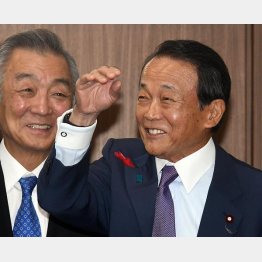 最側近の松本純元国家公安委員長がぴったり寄り添う（麻生太郎副総裁＝右）／（Ｃ）日刊ゲンダイ