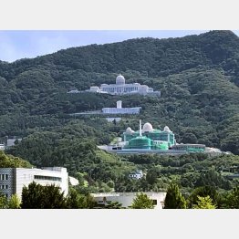 山際に立つ「天正宮博物館」などの教団施設（筆者提供）