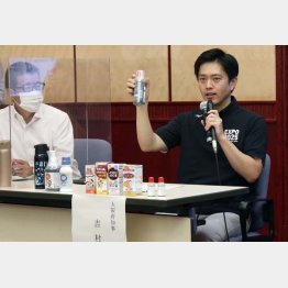 “ドヤ顔”で「うがい薬、コロナに効く」会見、うやむやに終わらせる気（維新・吉村洋文大阪府知事＝右）／（Ｃ）共同通信社
