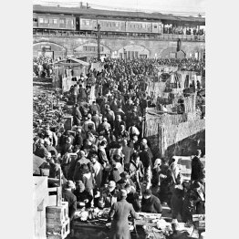 終戦とともに放出物資や隠匿物資を法外な値段で売る露店の「ヤミ市」が登場。写真は東京・新橋駅西口のヤミ市＝1945年12月（Ｃ）共同通信社