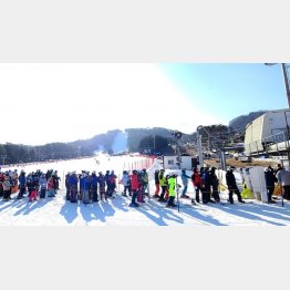 シーズンの龍平リゾート。かって韓流ブームのドラマ「冬のソナタ」で日本からファンが殺到したものだった（Ｃ）Yonhap News Agency／共同通信イメージズ