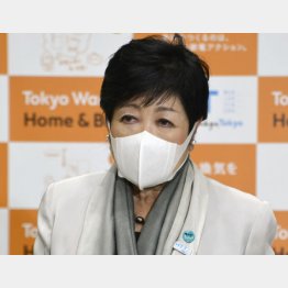 岸田首相の発言に、あえてぶつける形で「月5000円」？（記者団の質問に応じる小池百合子都知事＝4日）／（Ｃ）共同通信社