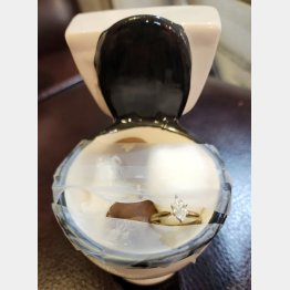 ニックさんの両親から贈られたプレゼントは…／（シャイナさんのフェイスブックから）