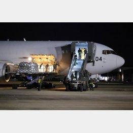 ウクライナへの防弾チョッキ提供も「防衛装備移転3原則」違反の軍事的支援に…（ウクライナへの物資を積み込む自衛隊員＝2022年3月、愛知県・航空自衛隊小牧基地）／（Ｃ）共同通信社