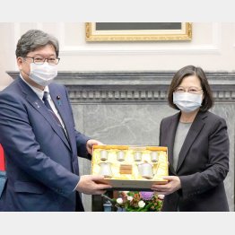 自民党の萩生田光一政調会長は、先月12月に訪台（台湾の蔡英文総統と、＝総統府提供・共同）