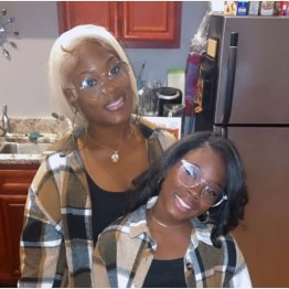 チャチャさん（左）と娘のミラクルさん／（チャチャさんのフェイスブックから）