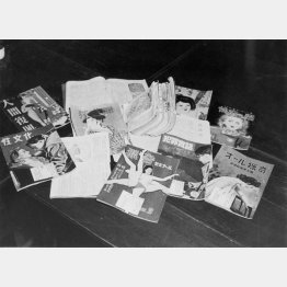 警視庁によって摘発、押収されたカストリ雑誌。戦後の出版自由化の波に乗り、エロ・グロが売り物の大衆娯楽誌として最盛期には数百種が発行された＝1948＝昭和23年4月8日（Ｃ）共同通信社