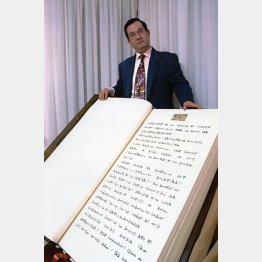 ミケーレさんと鏡文字版「死者の書」／（ギネス世界記録の公式サイトから）