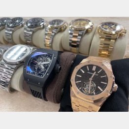 右手前の「オーデマピゲ」を含む14本の売却価格は3億円（提供写真）