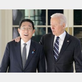 どんな話をしてるのか…（首脳会談へ向かうバイデン米大統領（右）と岸田首相）／（Ｃ）共同通信社