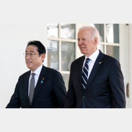 防衛力強化に強まる反発（訪米で、バイデン米大統領と歓談する岸田首相）／（Ｃ）ロイター