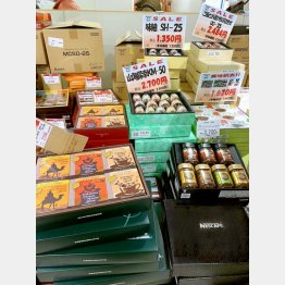 箱ごと購入できる品も（Ｃ）日刊ゲンダイ