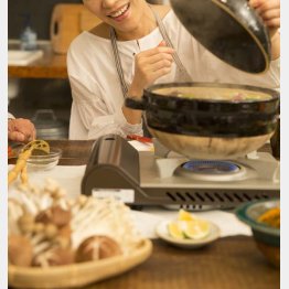 鍋料理を配る役を拝命（Ｃ）PIXTA