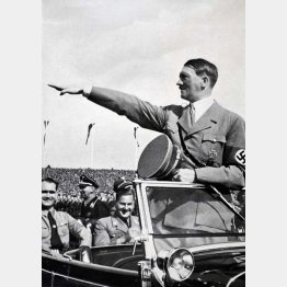 オープンカーに乗るヒトラー（Ｃ）World History Archive／ニューズコム／共同通信イメージズ
