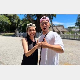 ゲストハウス「KUSUBURU HOUSE／くすぶるハウス」経営の岩井明人さん夫妻（提供写真）