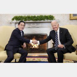 いささか紅潮した面持ち…（バイデン米大統領と握手する岸田首相）／（Ｃ）共同通信社
