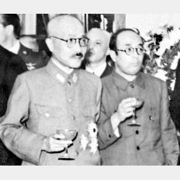 東條英機（左）と星野直樹（Ｃ）共同通信社