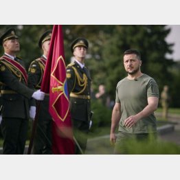 「最後の戦い」が欧米の合言葉（ウクライナのゼレンスキー大統領＝右、大統領府提供／ＡＰ＝共同）