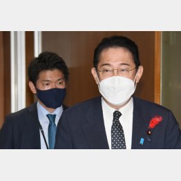 岸田文雄首相と長男で秘書官の岸田翔太郎氏（Ｃ）日刊ゲンダイ