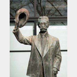 憲政記念館入り口に立つ尾崎行雄の銅像＝東京都千代田区（Ｃ）共同通信社