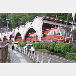 ロマンスカーでGo！（Ｃ）日刊ゲンダイ