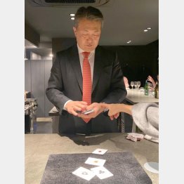 カードマジックを披露する中嶋さん（撮影）滝田誠一郎