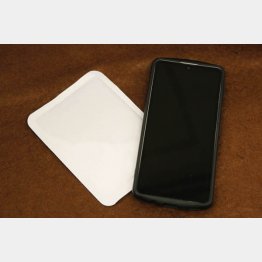 スマホとカイロは重ねない（Ｃ）日刊ゲンダイ