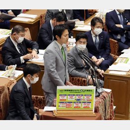授業料のみ、成績上位2分の1、補助を受けている学生は3割もいない（岸田首相に質問する「日本維新の会」の岩谷良平衆院議員＝中央）／（Ｃ）日刊ゲンダイ