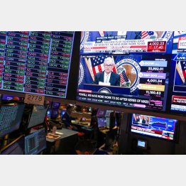 FRBのパウエル議長の記者会見のスクリーンとニューヨーク証券取引所（Ｃ）ロイター