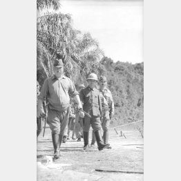 前線視察の山下奉文最高指揮官＝1942年2月23日、場所不明（Ｃ）共同通信社